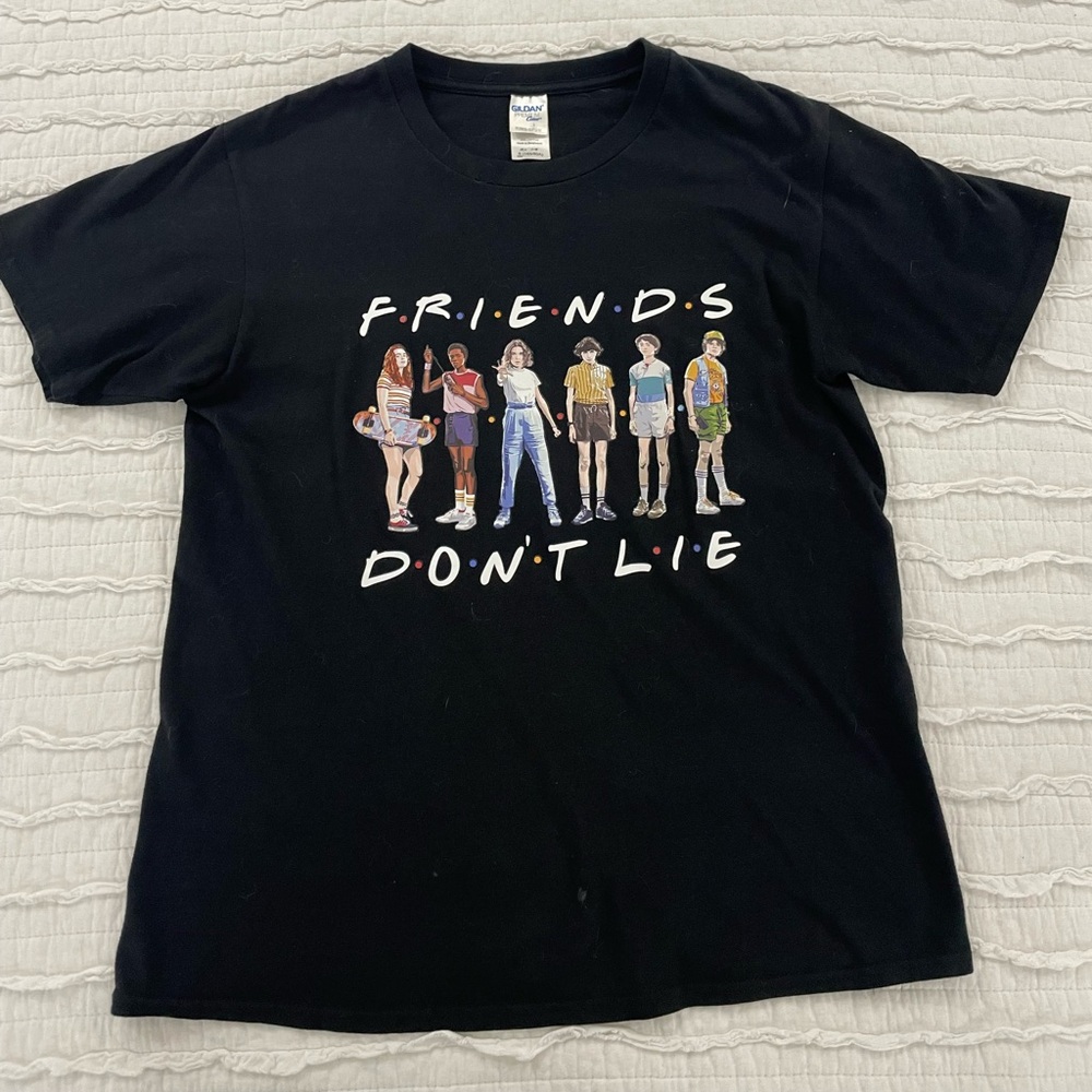 Stranger Things Tshirt-Friends Don't Lie sz S